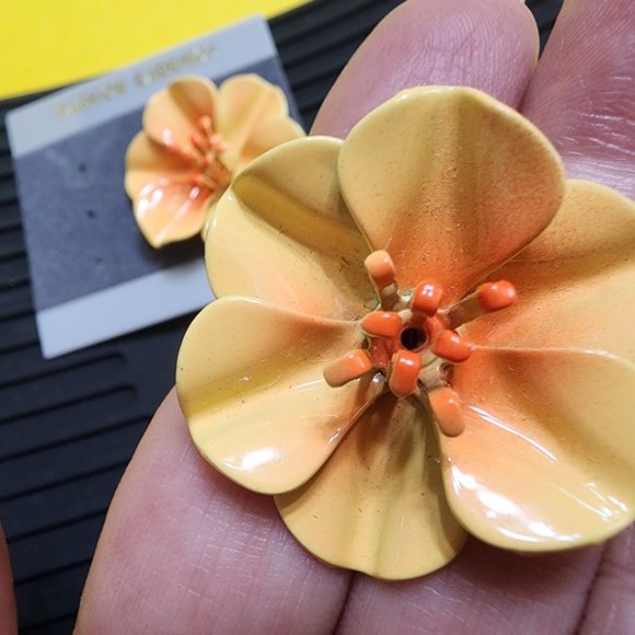 Brooch & Earrings - Vintage Painted Metal, Yellow & Orange, NWT  💛🧡 - Picture 7 of 12
